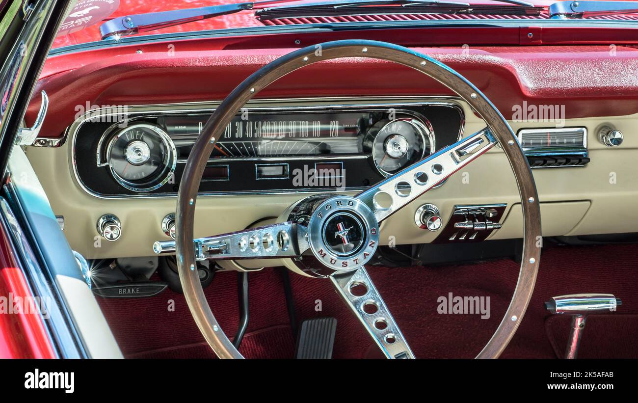 GROSSE POINTE SHORES, MI/USA - 19 GIUGNO 2016: Primo piano di un cruscotto Ford Mustang 1964 1/2 con rivestimento cromato, EyesOn Design Car Show. Foto Stock