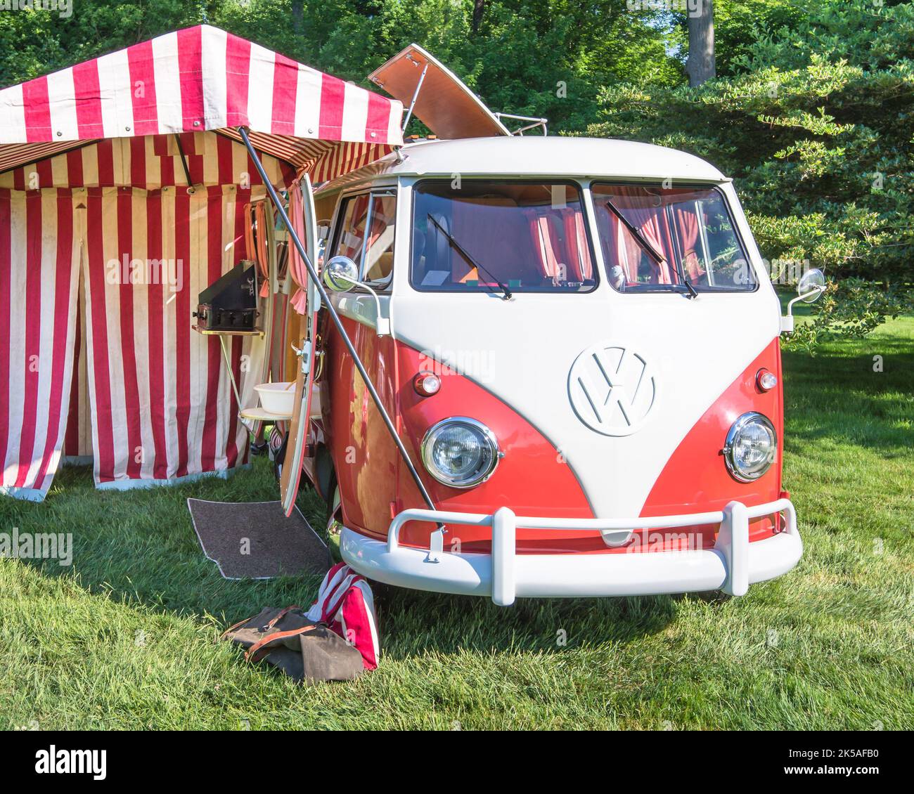 GROSSE POINTE SHORES, MI/USA - 19 GIUGNO 2016: A 1960 Volkswagen Transporter (a.k.a. Microbus) Westfalia van, noto per il parabrezza diviso. Foto Stock