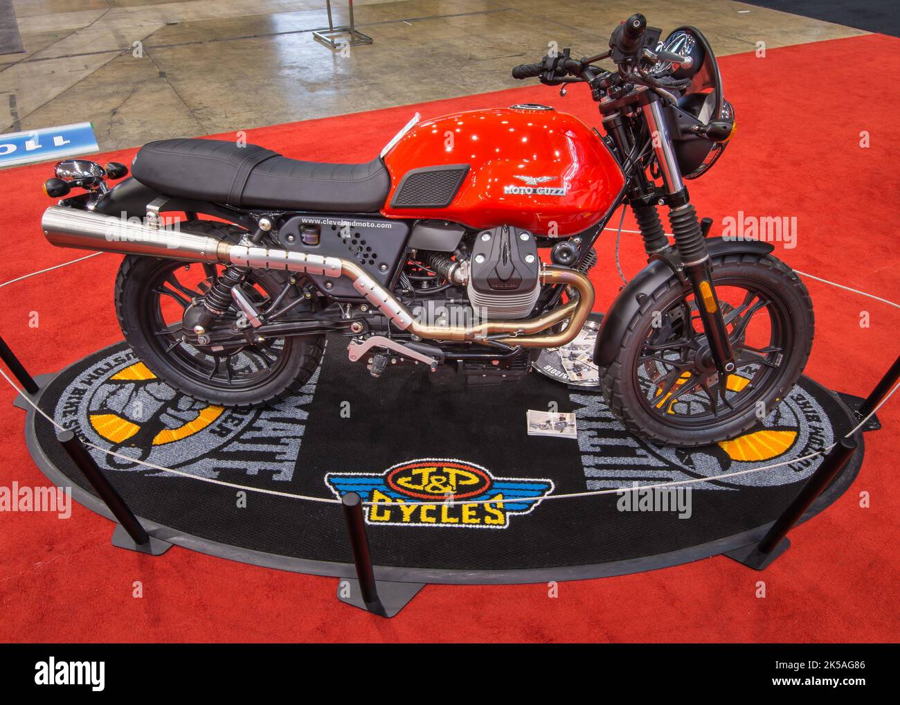 Cleveland, OH, USA - 29 gennaio 2016: Una moto personalizzata Moto Guzzi V7 Scrambler di Phil Waters, Ultimate Builder Custom Bike Show. Foto Stock