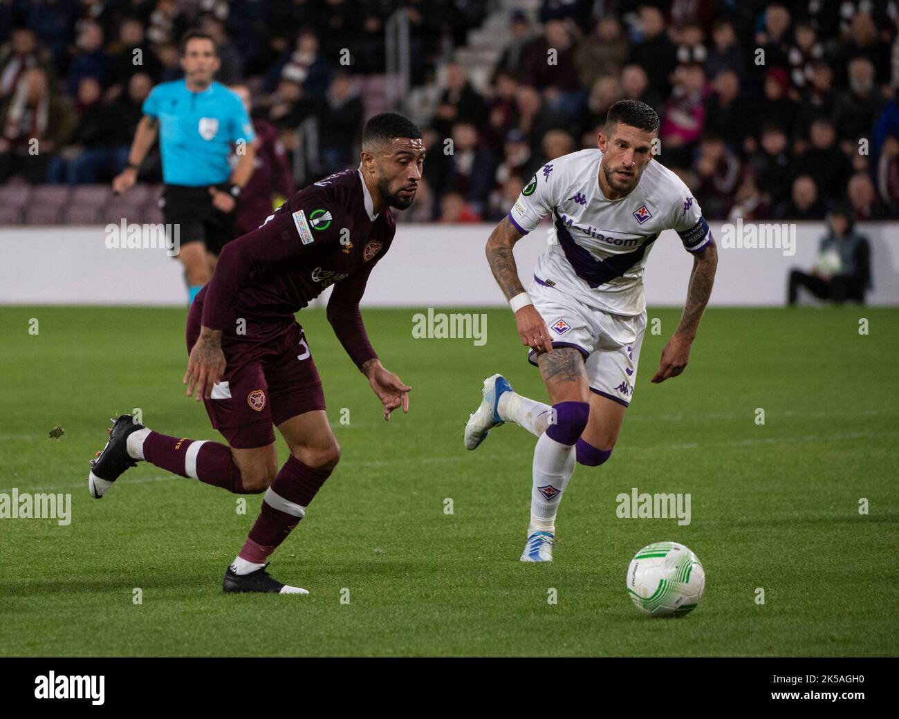 Edimburgo, Regno Unito. 06th Ott 2022. Europa Conference League - cuore del Midlothian FC / Fiorentina 06/10/2022. Hearts ospita la Fiorentina nell'Europa Conference League al Tynecastle Park, Edimburgo, Midlothian, Regno Unito. PIC mostra: Il difensore della Fiorentina, Cristiano Biraghi, cerca di bloccare mentre lo zenzero dei cuori, Josh Ginnelly, scoppia nella casella dei visitatori. Credit: Ian Jacobs/Alamy Live News Foto Stock