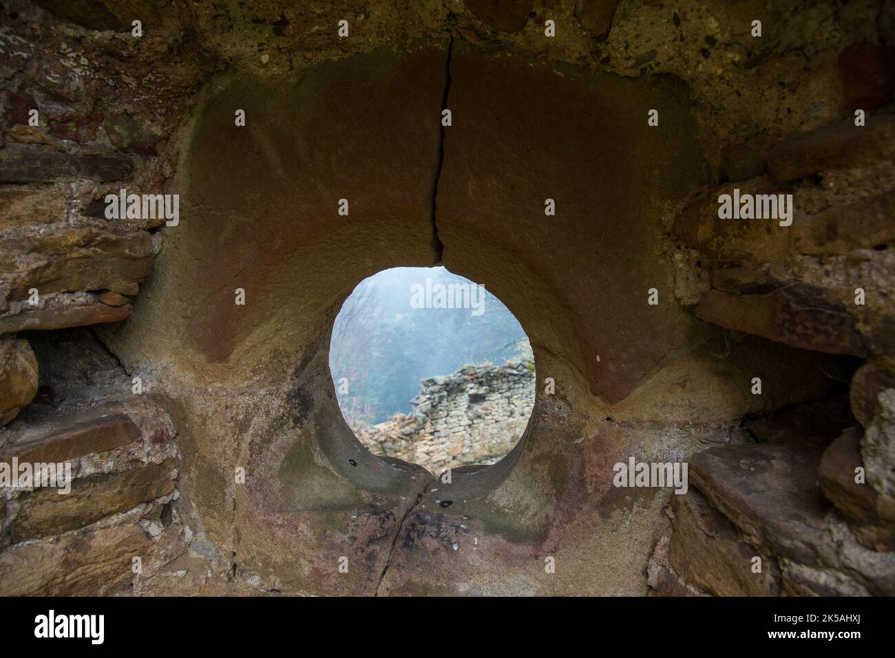 Rovine del castello medievale di Zborov (Makovica) nella Slovacchia orientale, in Europa Foto Stock