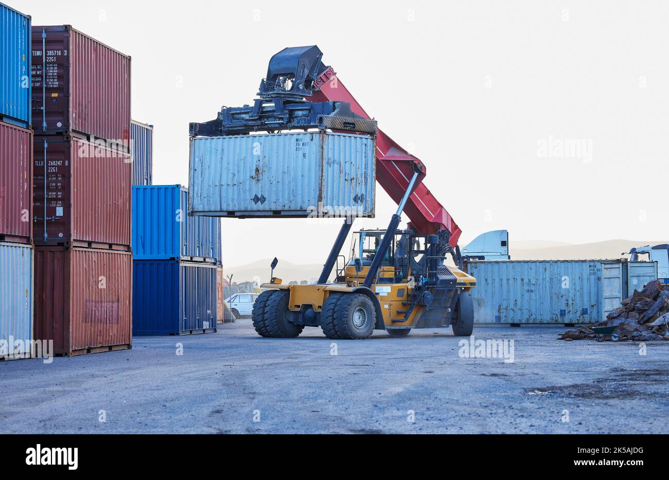 Logistica, carico e carrello elevatore a forche con container con magazzino per la consegna in porto industriale. Lavoratore di eCommerce che lavora con trasporto di Foto Stock