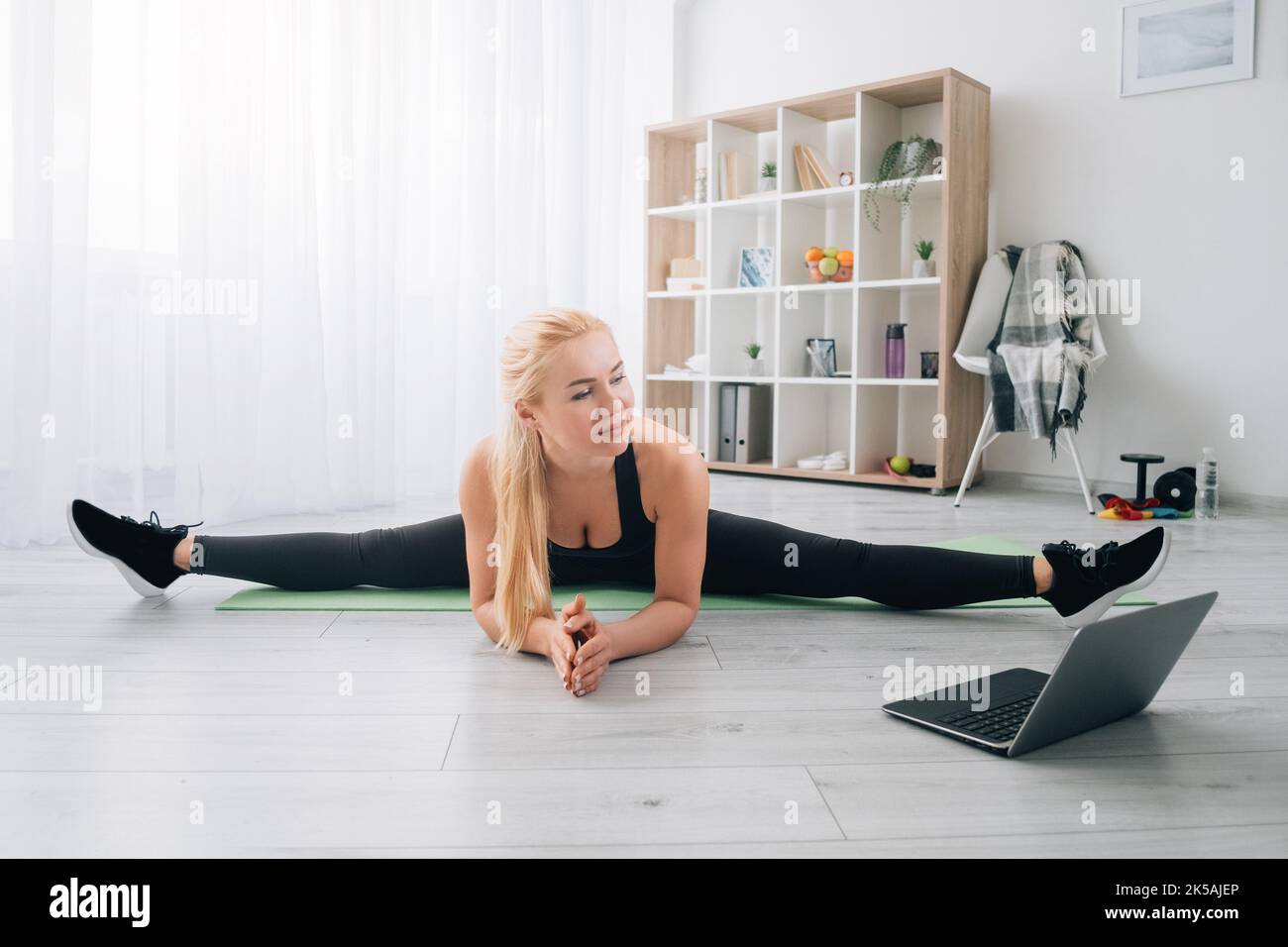 allenamento stretching femminile aerobica fitness online Foto Stock