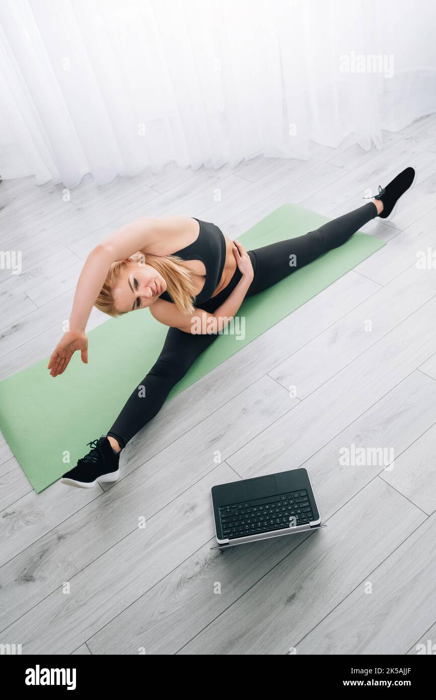 aerobica allenamento stretching donna fitness online Foto Stock