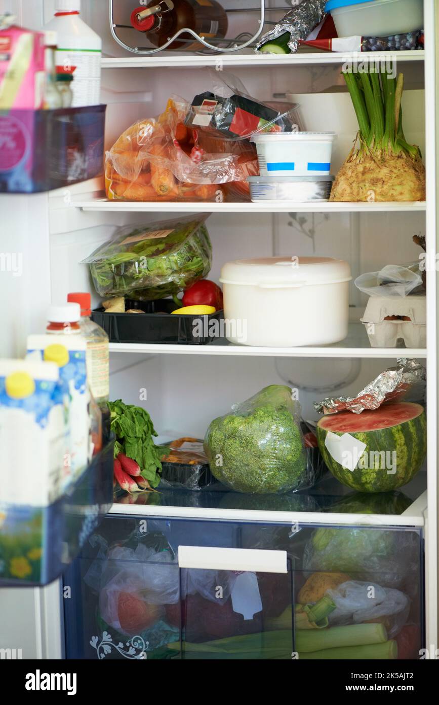 Ripieno di cibo sano. Vista completa di un frigorifero interno bloccato con cibo. Foto Stock