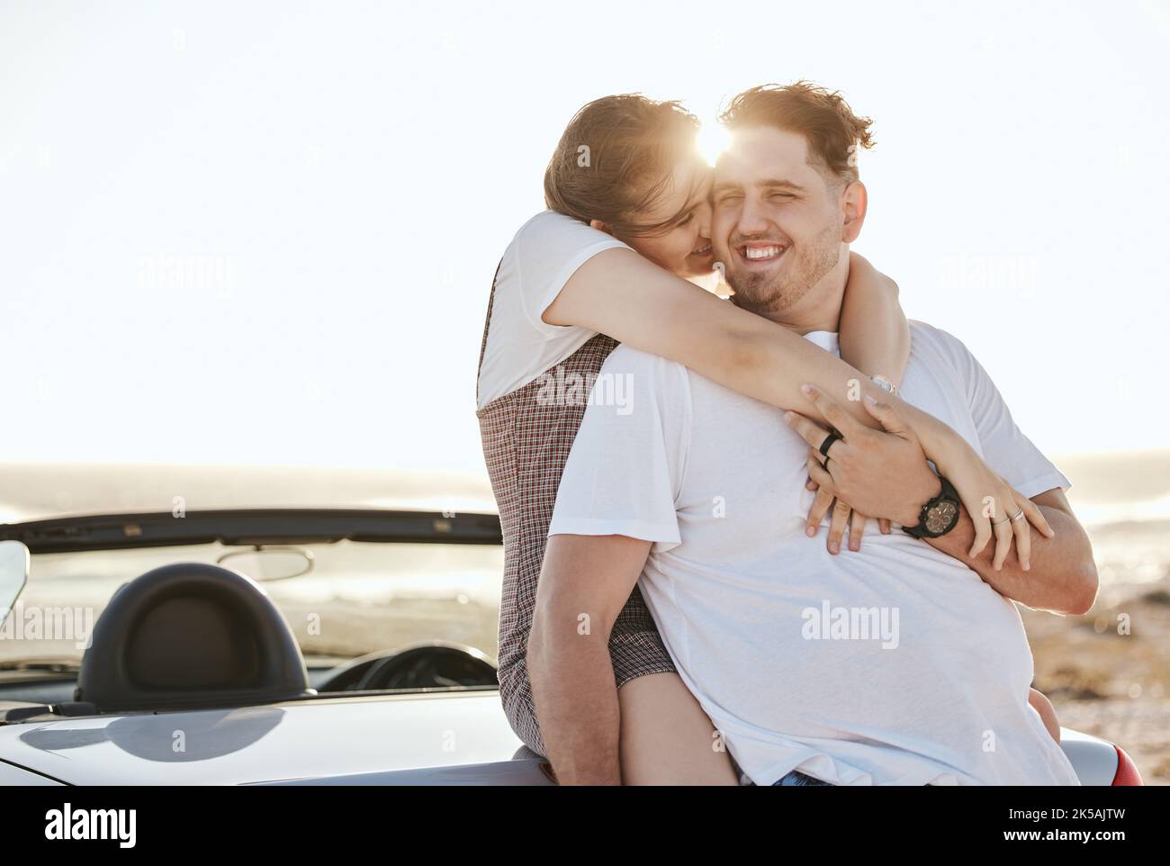 Viaggio in auto, coppia e viaggio con un uomo e una donna in vacanza con una macchina in natura all'alba. Amore, felice e trasporto con un giovane maschio e femmina Foto Stock