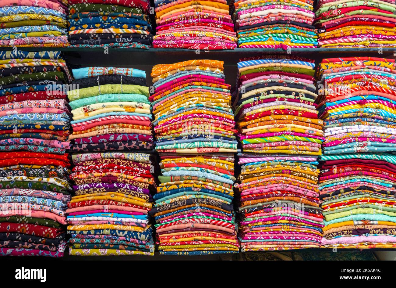 Mensole con sare o e altri abiti indiani in India Foto Stock
