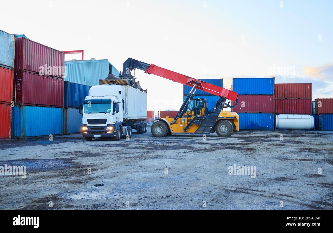 Logistica, spedizione e container con camion e carrello elevatore in magazzino per la catena di fornitura, consegna ed esportazione. Economia, e-commerce e. Foto Stock