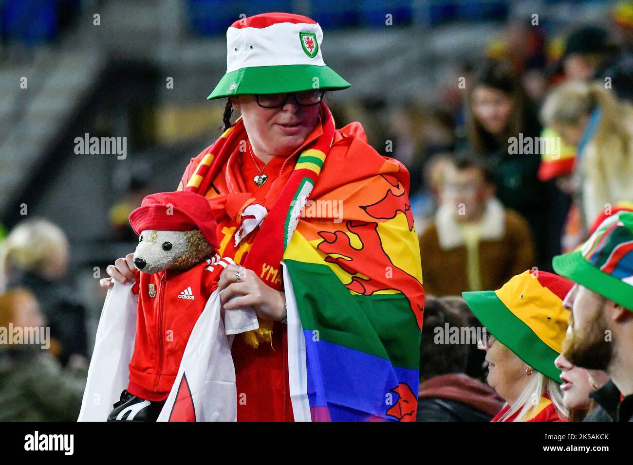 Cardiff, Galles. 6 ottobre 2022. Un tifoso del Galles prima della partita di calcio della Coppa del mondo FIFA femminile tra il Galles e la Bosnia-Erzegovina al Cardiff City Stadium di Cardiff, Galles, Regno Unito, il 6 ottobre 2022. Credit: Duncan Thomas/Majestic Media. Foto Stock Cardiff, Galles. 6 ottobre 2022. Un tifoso del Galles prima della partita di calcio della Coppa del mondo FIFA femminile tra il Galles e la Bosnia-Erzegovina al Cardiff City Stadium di Cardiff, Galles, Regno Unito, il 6 ottobre 2022. Credit: Duncan Thomas/Majestic Media. Foto Stock