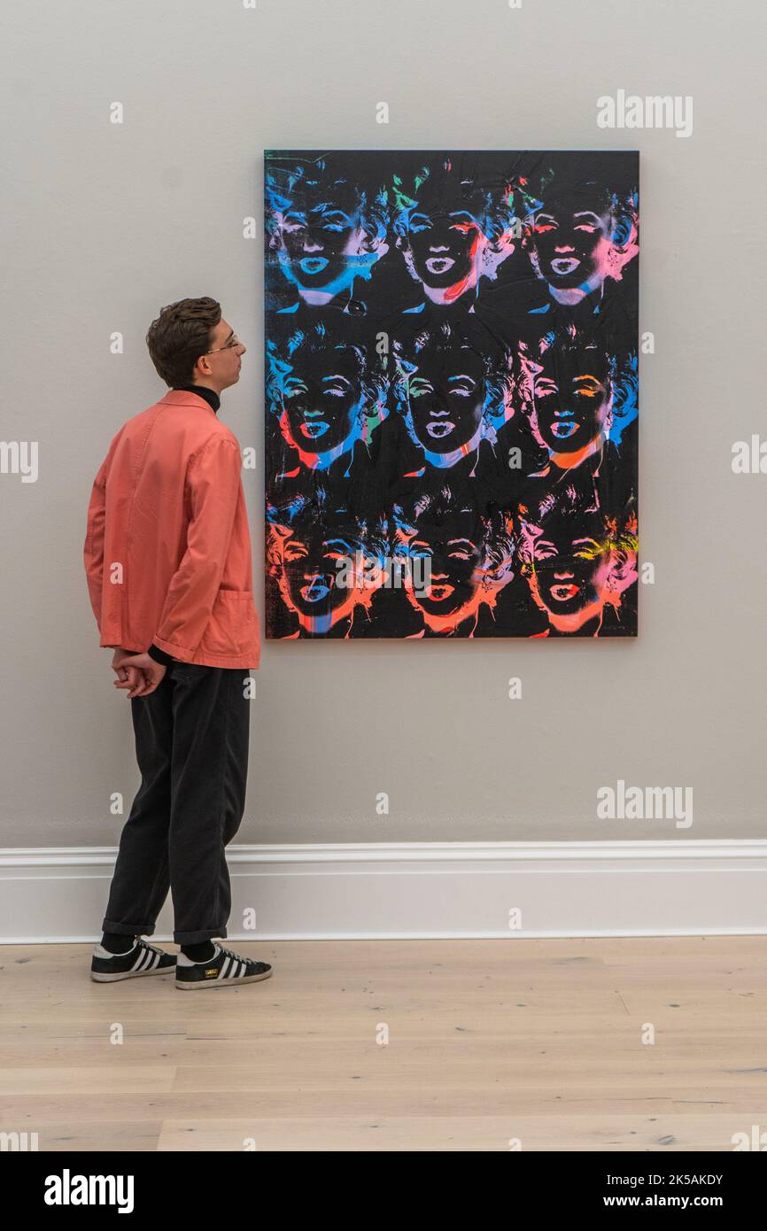 Londra Regno Unito. 7 ottobre 2022 . ANDY WARHOL 'nove Marilyns multicolori', con una stima di 6-8 milioni di sterline.Anteprima delle vendite di arte contemporanea a Sotheby's New Bond Street prima di asta dal vivo il 14 ottobre Credit: amer Ghazzal/Alamy Live News. Foto Stock