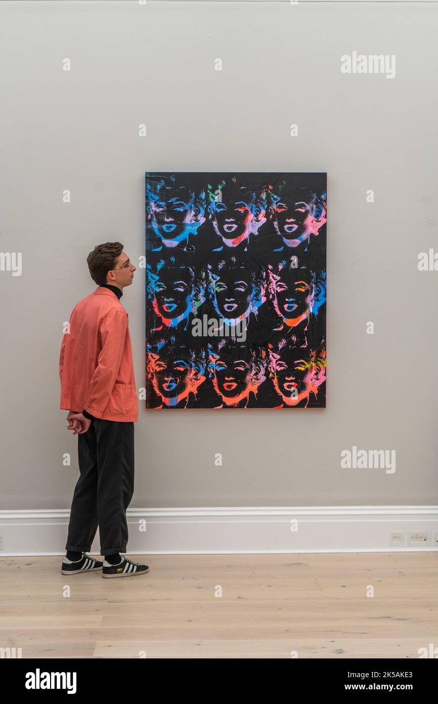 Londra Regno Unito. 7 ottobre 2022 . Nove Marilyn multicolore di ANDY WARHOL, con una stima di 6-8 milioni di sterline. Anteprima delle vendite di Arte Contemporanea a Sotheby's New Bond Street prima dell'asta dal vivo il 14 ottobre Credit: amer Ghazzal/Alamy Live News. Foto Stock