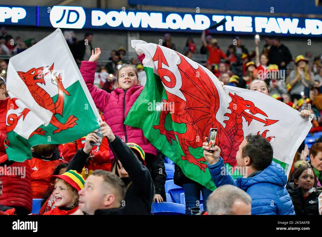 Cardiff, Galles. 6 ottobre 2022. Gli appassionati di calcio del Galles hanno sventolato la bandiera gallese davanti alla partita di calcio della Coppa del mondo FIFA femminile tra Galles e Bosnia-Erzegovina al Cardiff City Stadium di Cardiff, Galles, Regno Unito, il 6 ottobre 2022. Credit: Duncan Thomas/Majestic Media. Foto Stock Cardiff, Galles. 6 ottobre 2022. Gli appassionati di calcio del Galles hanno sventolato la bandiera gallese davanti alla partita di calcio della Coppa del mondo FIFA femminile tra Galles e Bosnia-Erzegovina al Cardiff City Stadium di Cardiff, Galles, Regno Unito, il 6 ottobre 2022. Credit: Duncan Thomas/Majestic Media. Foto Stock