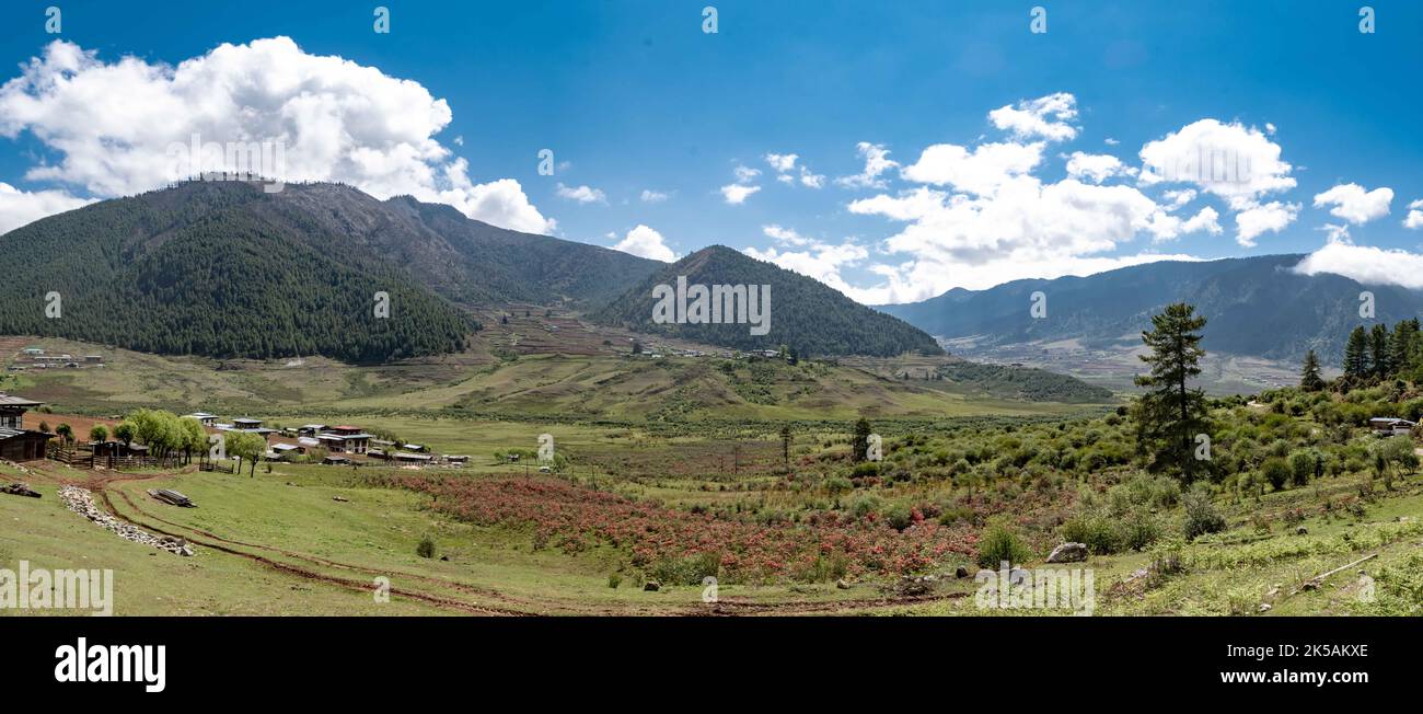 Vista panoramica di una bellissima valle in Bhutan Foto Stock