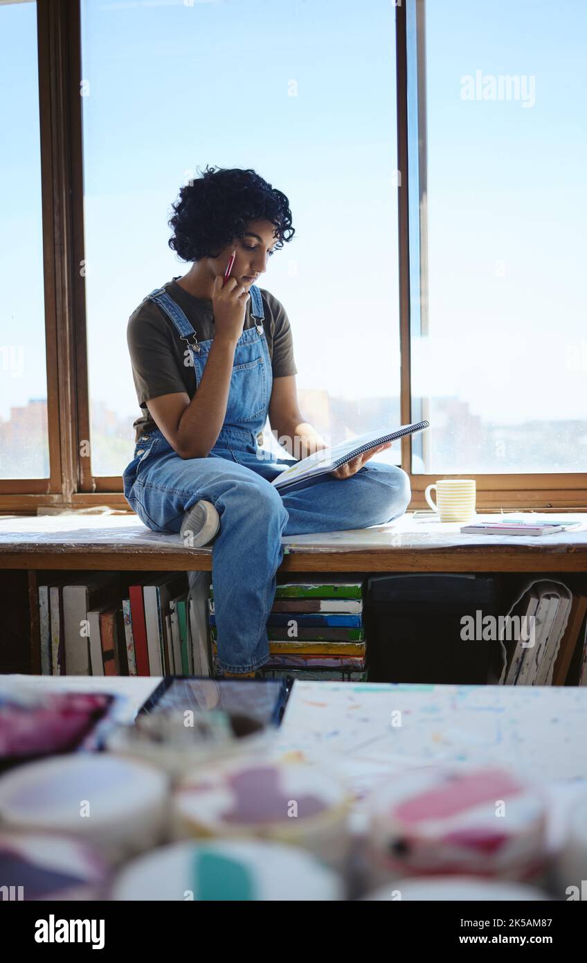 Creativa, studentessa d'arte e donna che pensano al design per disegnare in studio o in officina. Artista femminile, designer o freelancer in pensiero per Foto Stock