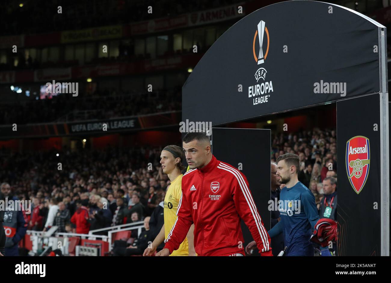 Londra, Inghilterra, 6th ottobre 2022. Granit Xhaka dell'Arsenal guida la sua squadra davanti alla partita della UEFA Europa League presso l'Emirates Stadium, Londra. L'accreditamento dell'immagine dovrebbe leggere: Paul Terry / Sportimage Foto Stock