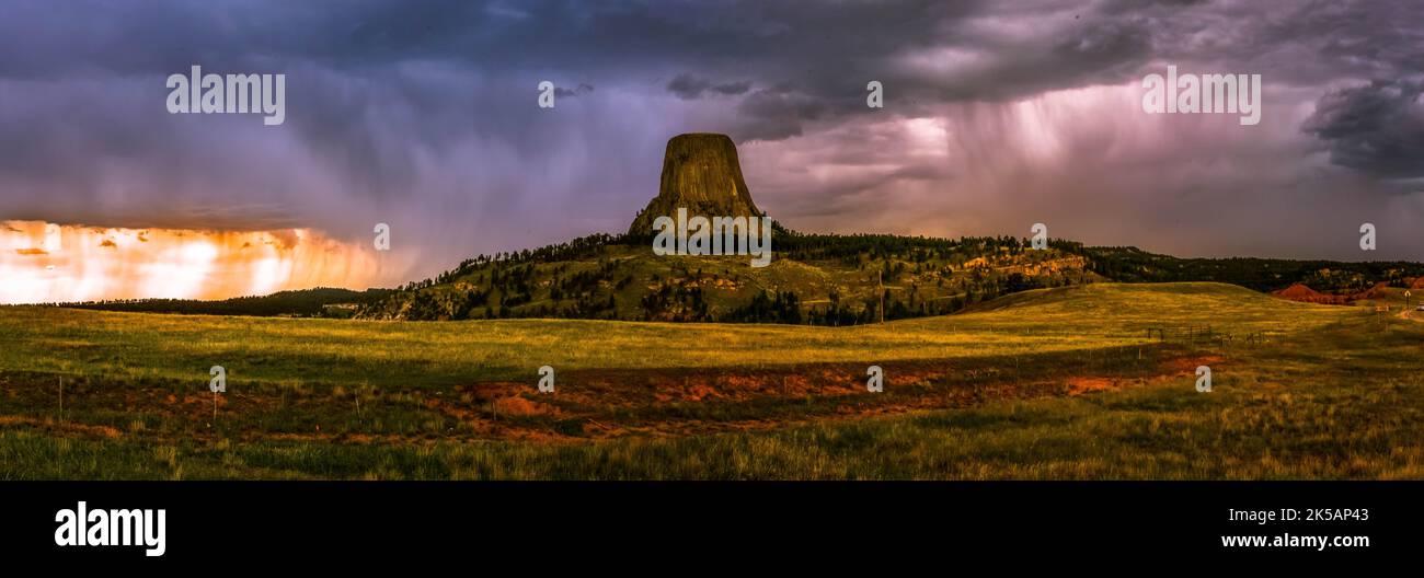 Uno splendido panorama del Devils Tower National Monument nel Wyoming contro il cielo blu tempestoso Foto Stock
