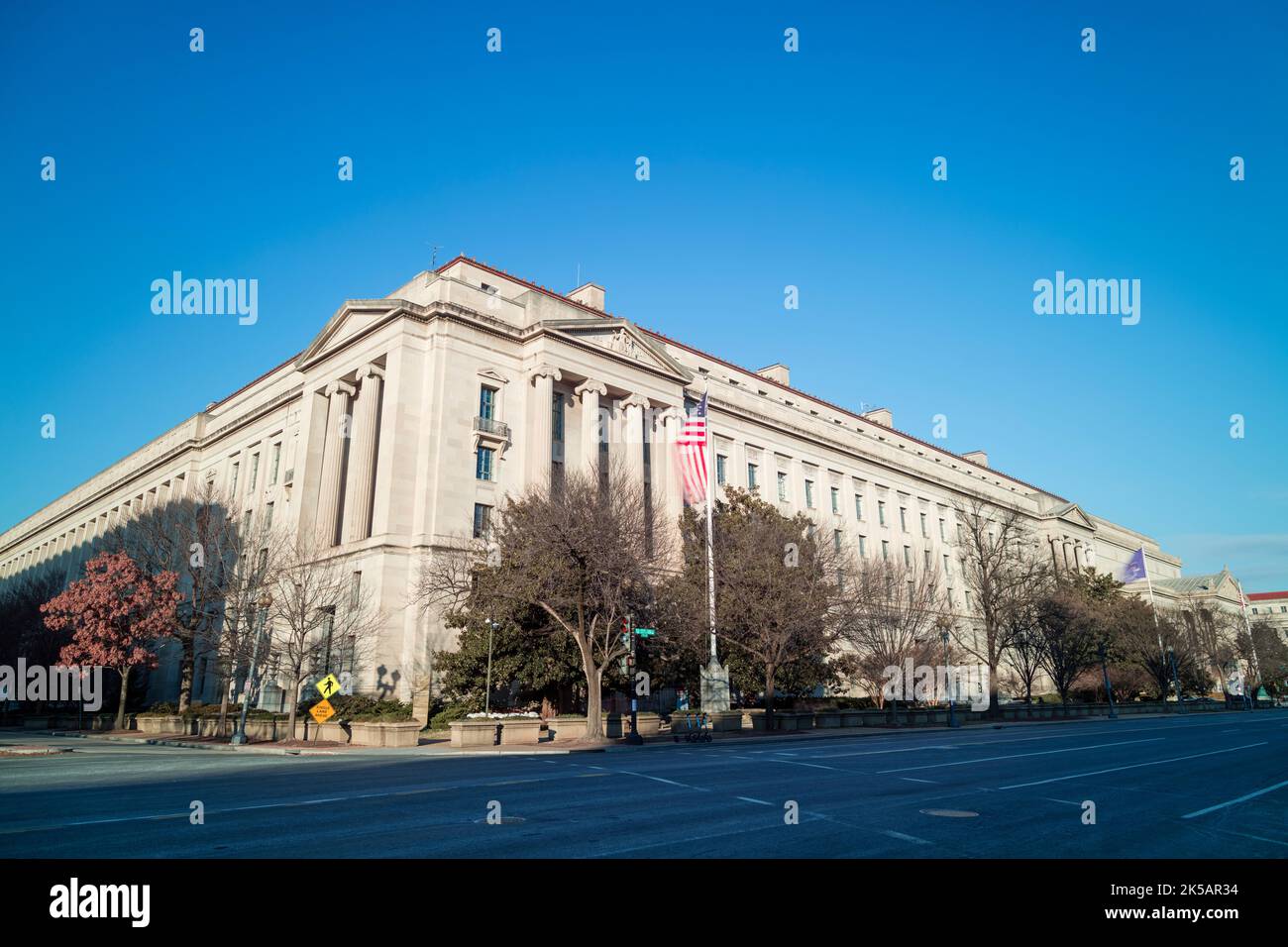 Il Dipartimento di Giustizia degli Stati Uniti Robert F. Kennedy Building in un giorno d'inverno dall'intersezione di Constitution Avenue NW e 10th Street NW Foto Stock