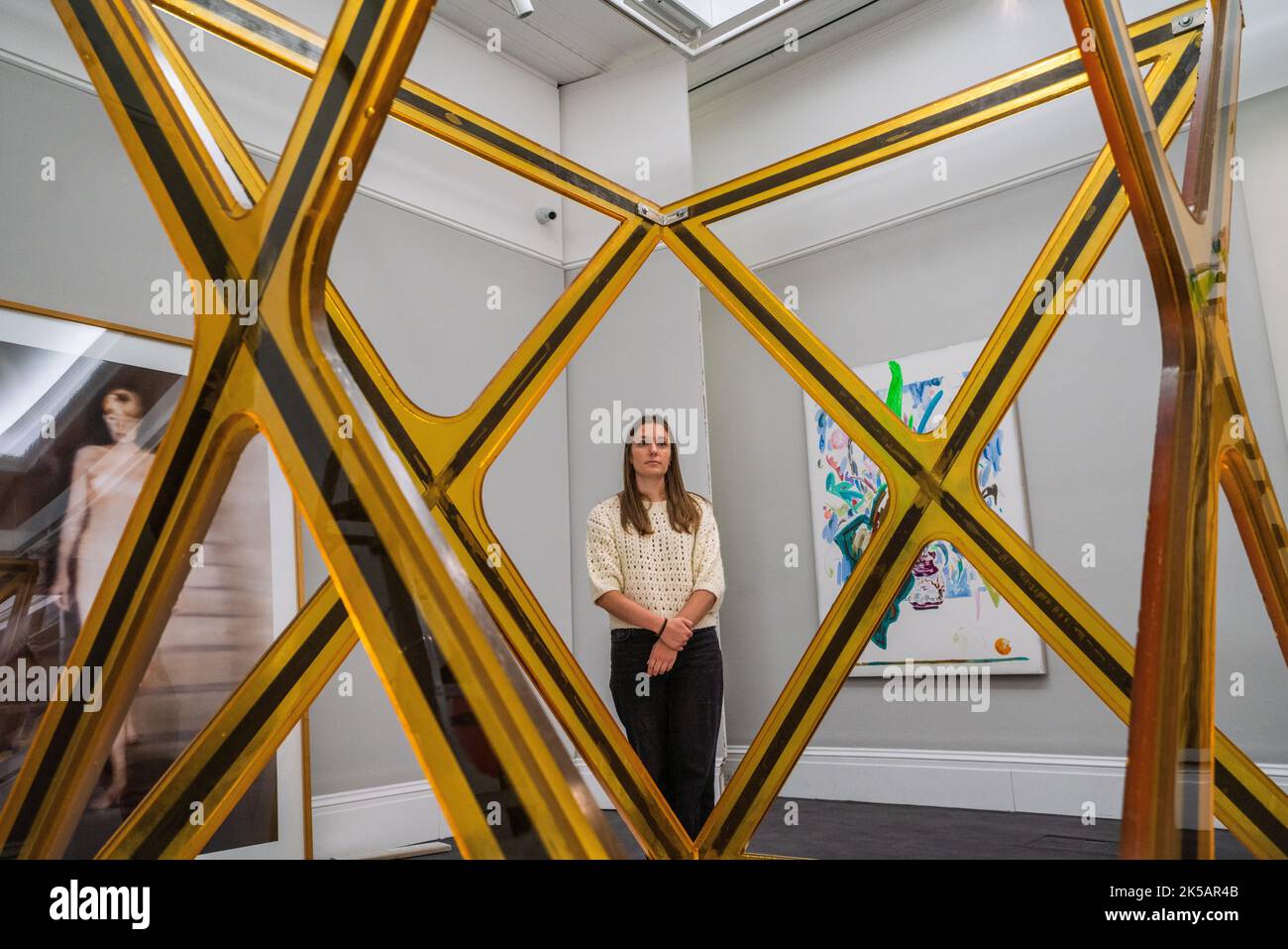 Londra Regno Unito. 7 ottobre 2022 . ISA GENZKEN, x con una stima di GBP 250.000 - 350.000 GBP Anteprima delle vendite di Arte Contemporanea a Soteby's New Bond Street prima dell'asta dal vivo il 14 ottobre Credit: amer Ghazzal/Alamy Live News. Foto Stock