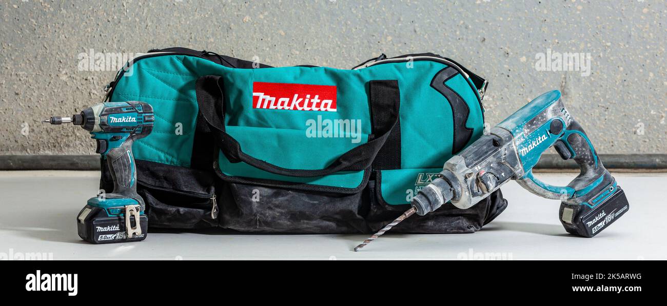 Trapano a batteria e avvitatore con borsa a marchio Makita. Foto Stock