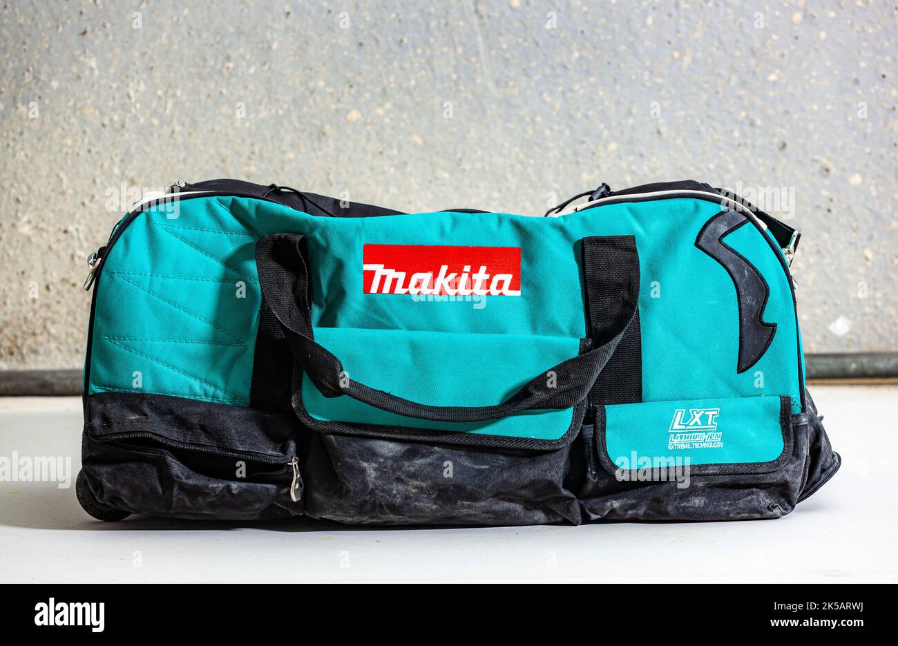 Borsa a borsello Makita per utensili da costruzione, come trapani, cacciaviti e altro ancora. Foto Stock