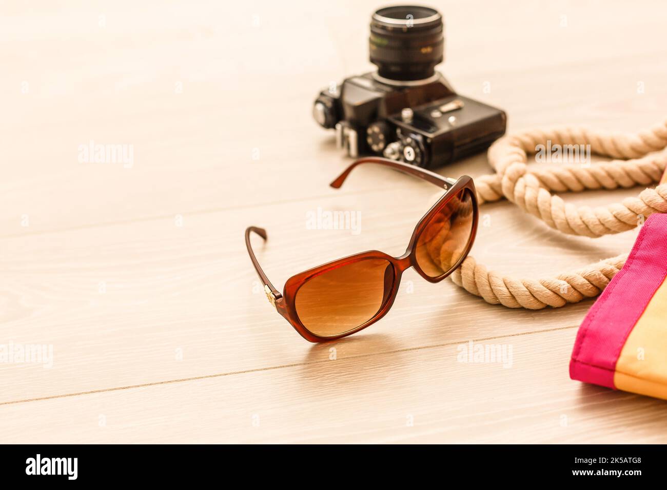 Accessori da viaggio costumi. Passaporti, bagagli, i costi di viaggio mappe preparato per il viaggio Foto Stock