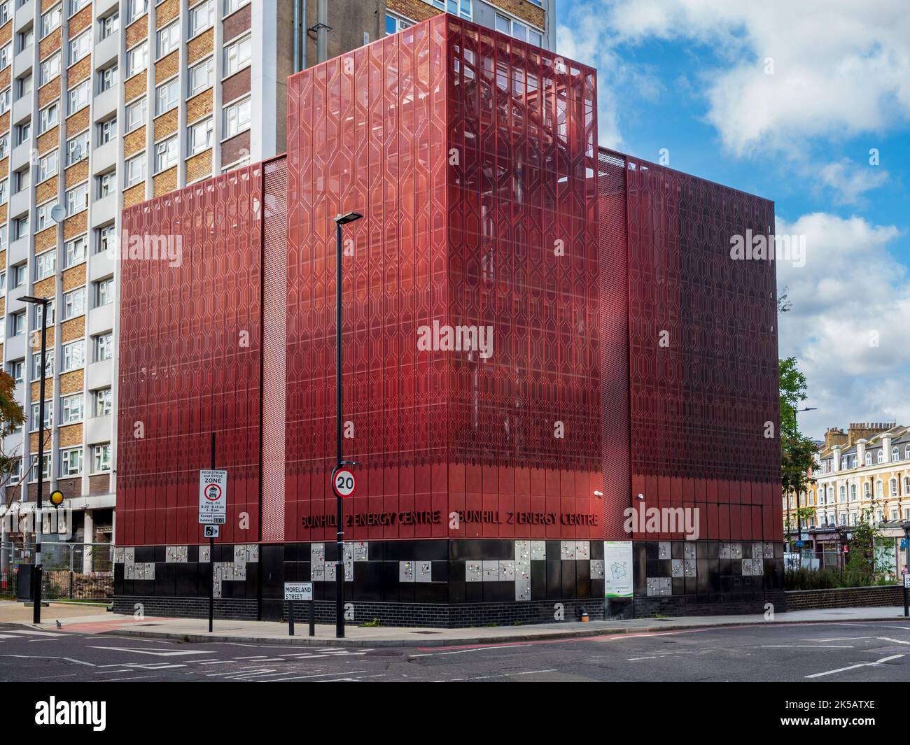 Green Energy Bunhill 2 Energy Center - utilizza il calore di scarto proveniente dai vicini tunnel sotterranei di Londra per riscaldare case, centri ricreativi e una scuola locale. Foto Stock