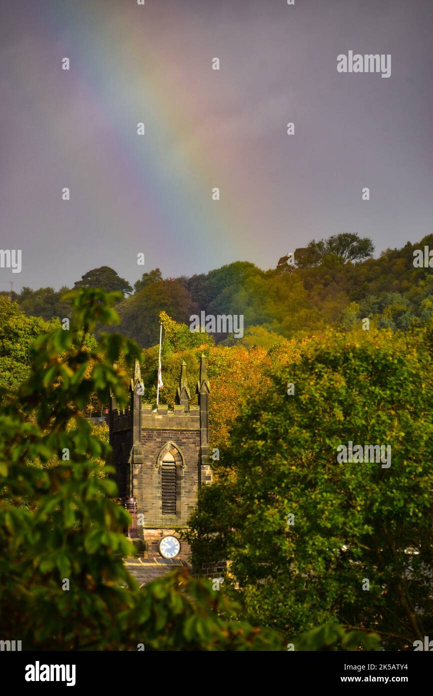 Arcobaleno sopra la chiesa di San Giacomo Grande, Hebden Bridge Foto Stock
