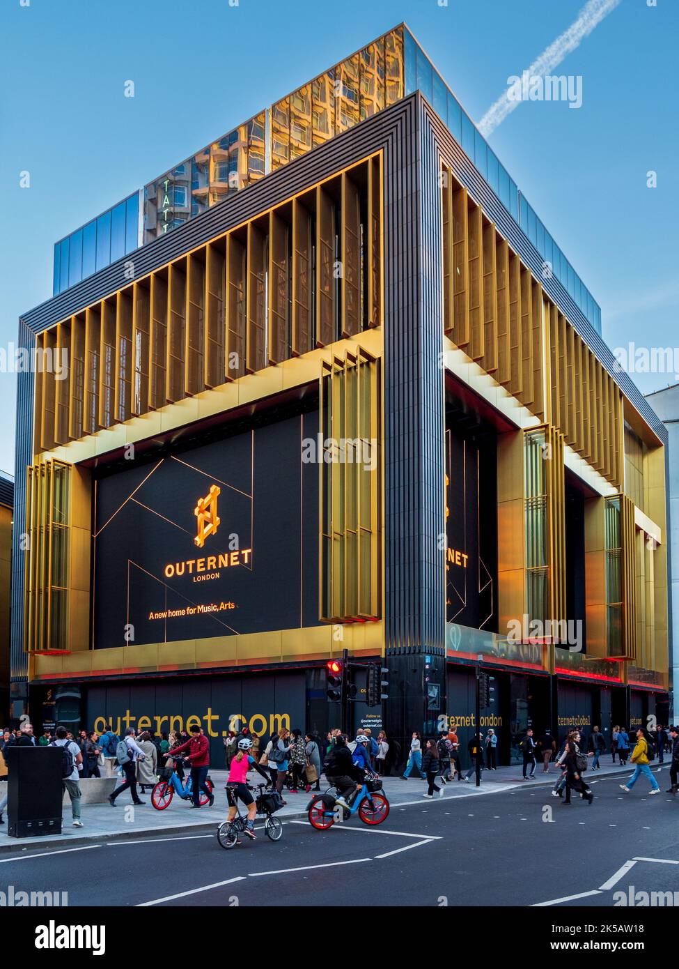 Oouternet London ora costruzione sviluppo, West End Londra. Include un locale per la musica da 2000 posti, una galleria, un hotel, negozi e appartamenti. Aperto nel 2022. Foto Stock