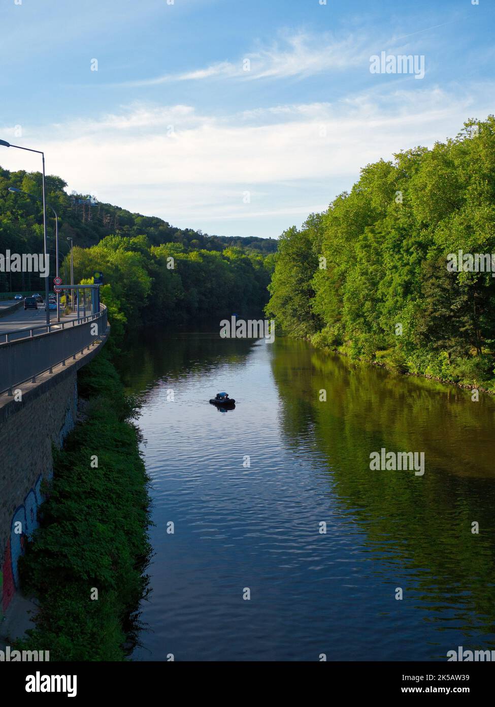 Un colpo verticale di un fiume a Essen Werden, Germania Foto Stock
