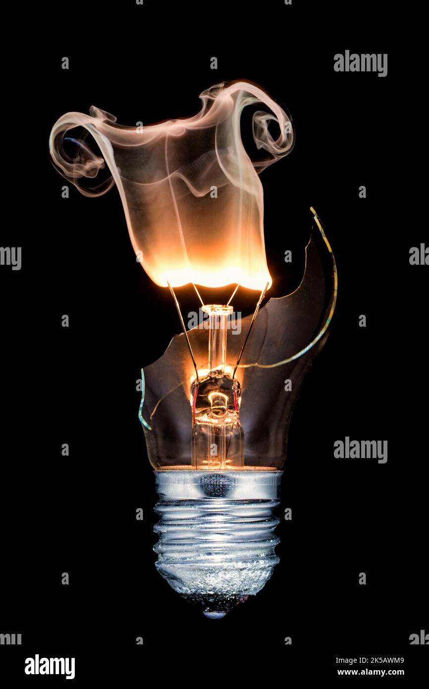 Un primo piano verticale di una lampadina bruciata con emissione di fumo  Foto stock - Alamy