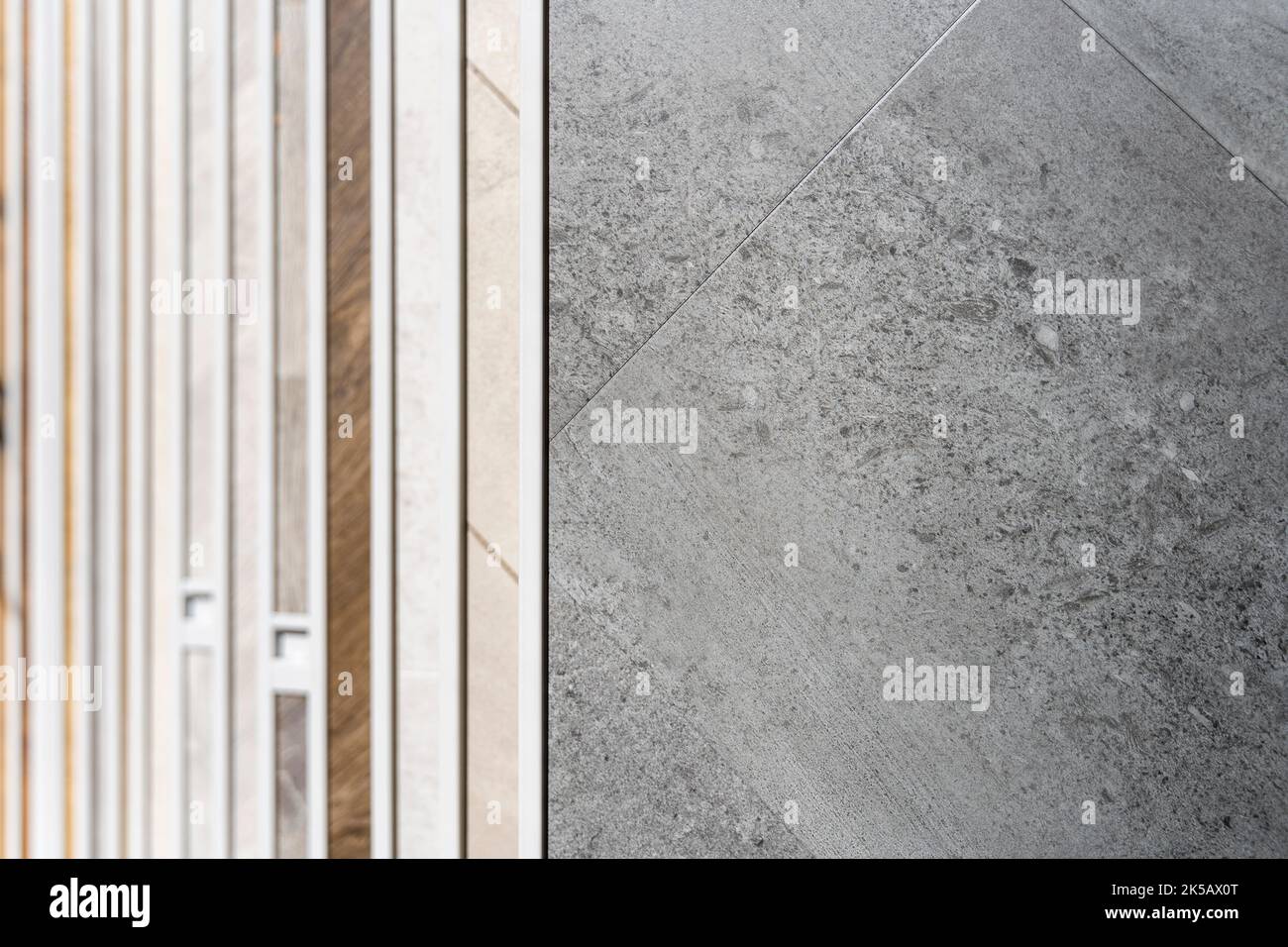 Campioni di pavimenti in piastrelle di vinile di lusso in uno showroom di pavimenti di fascia alta Foto Stock