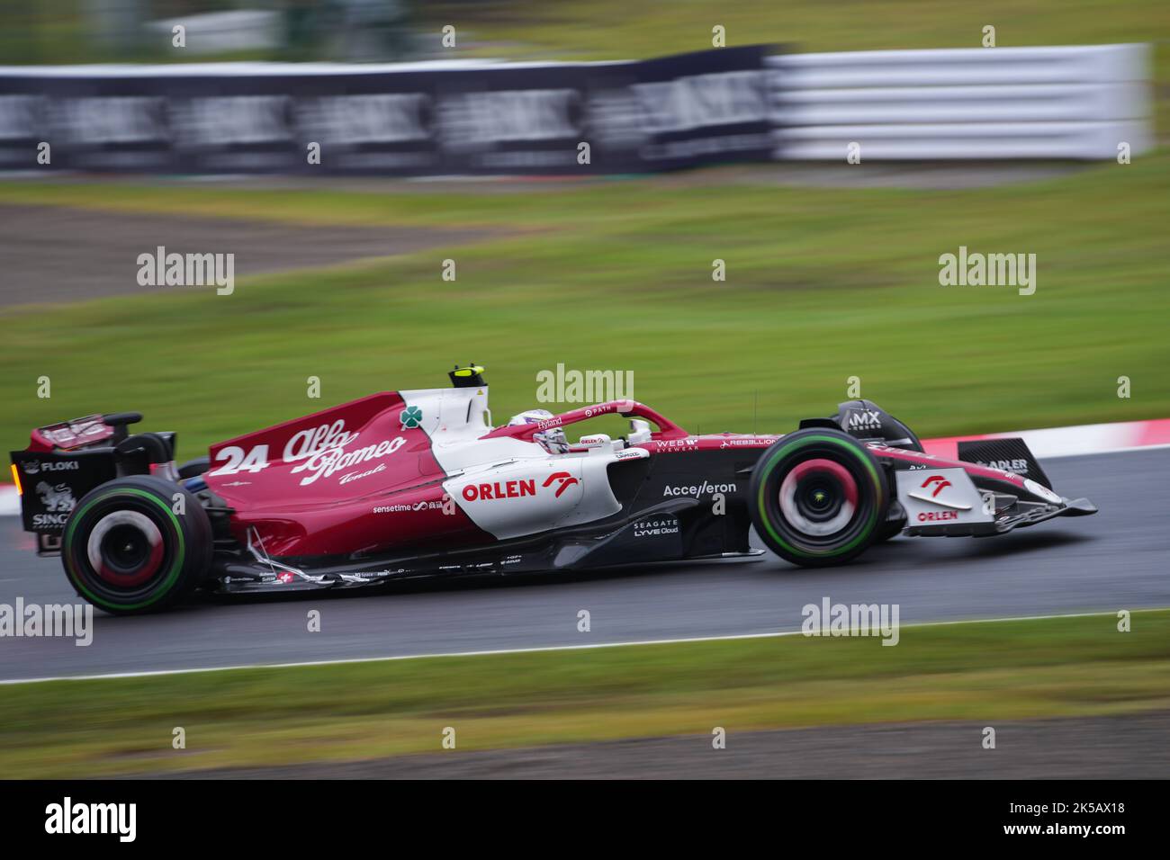 Suzuka, Giappone. 7th Ott 2022. Il pilota cinese di Alfa Romeo Zhou Guanyu guida durante la seconda sessione di prove libere del Gran Premio di Formula uno del Giappone che si terrà sul circuito di Suzuka a Suzuka City, in Giappone, il 7 ottobre 2022. Credit: Zhang Xiaoyu/Xinhua/Alamy Live News Foto Stock