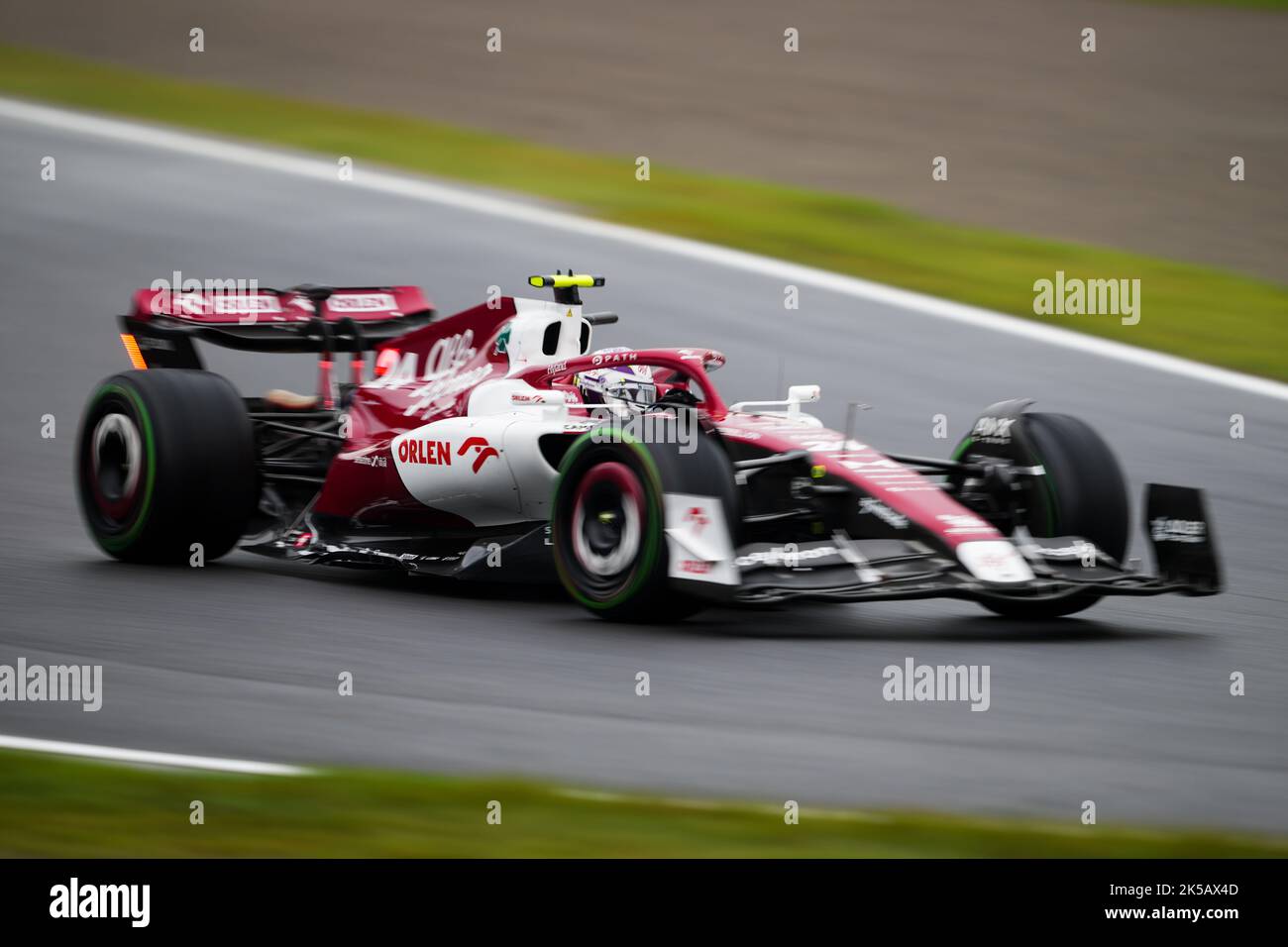 Suzuka, Giappone. 7th Ott 2022. Il pilota cinese di Alfa Romeo Zhou Guanyu guida durante la seconda sessione di prove libere del Gran Premio di Formula uno del Giappone che si terrà sul circuito di Suzuka a Suzuka City, in Giappone, il 7 ottobre 2022. Credit: Zhang Xiaoyu/Xinhua/Alamy Live News Foto Stock