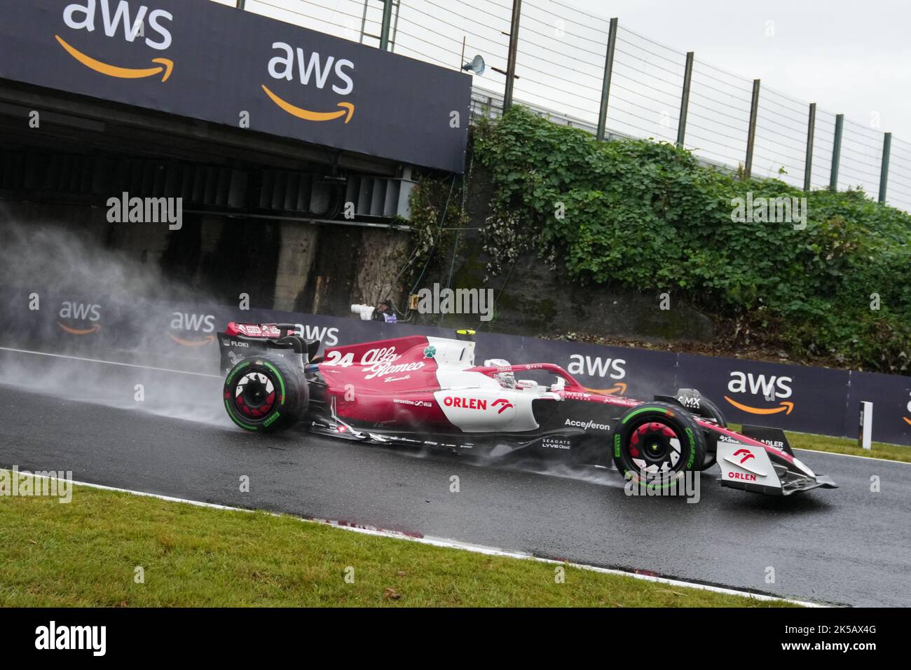 Suzuka, Giappone. 7th Ott 2022. Il pilota cinese di Alfa Romeo Zhou Guanyu guida durante la seconda sessione di prove libere del Gran Premio di Formula uno del Giappone che si terrà sul circuito di Suzuka a Suzuka City, in Giappone, il 7 ottobre 2022. Credit: Zhang Xiaoyu/Xinhua/Alamy Live News Foto Stock