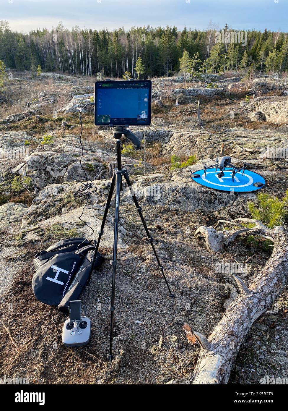 Una telecamera drone su un riflettore rotondo blu con una foresta sullo  sfondo Foto stock - Alamy