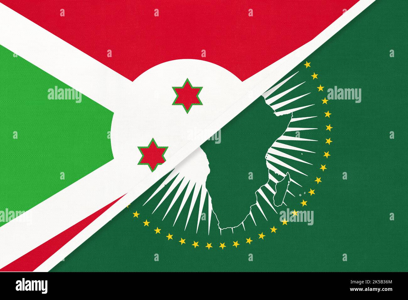 Unione Africana e Burundi bandiera nazionale da tessile. Continente africano vs simbolo burundese. Foto Stock