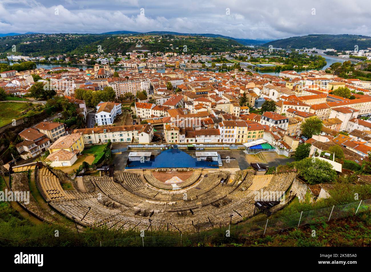 Vista sulla Vienne e l'antico teatro (Isère, Francia) dal Monte Pipet. Vienne era un centro importante dell'Impero Romano sotto il nome latino Vienn Foto Stock