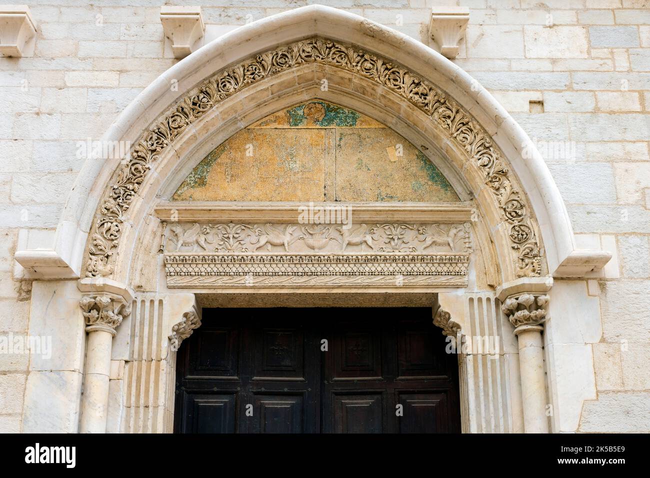 Portale laterale della Cattedrale medievale di Saint Maurice di Vienne. Vienne è un comune della Francia sudorientale, nella regione Rhône-Alpes, alla confluenza del G. Foto Stock