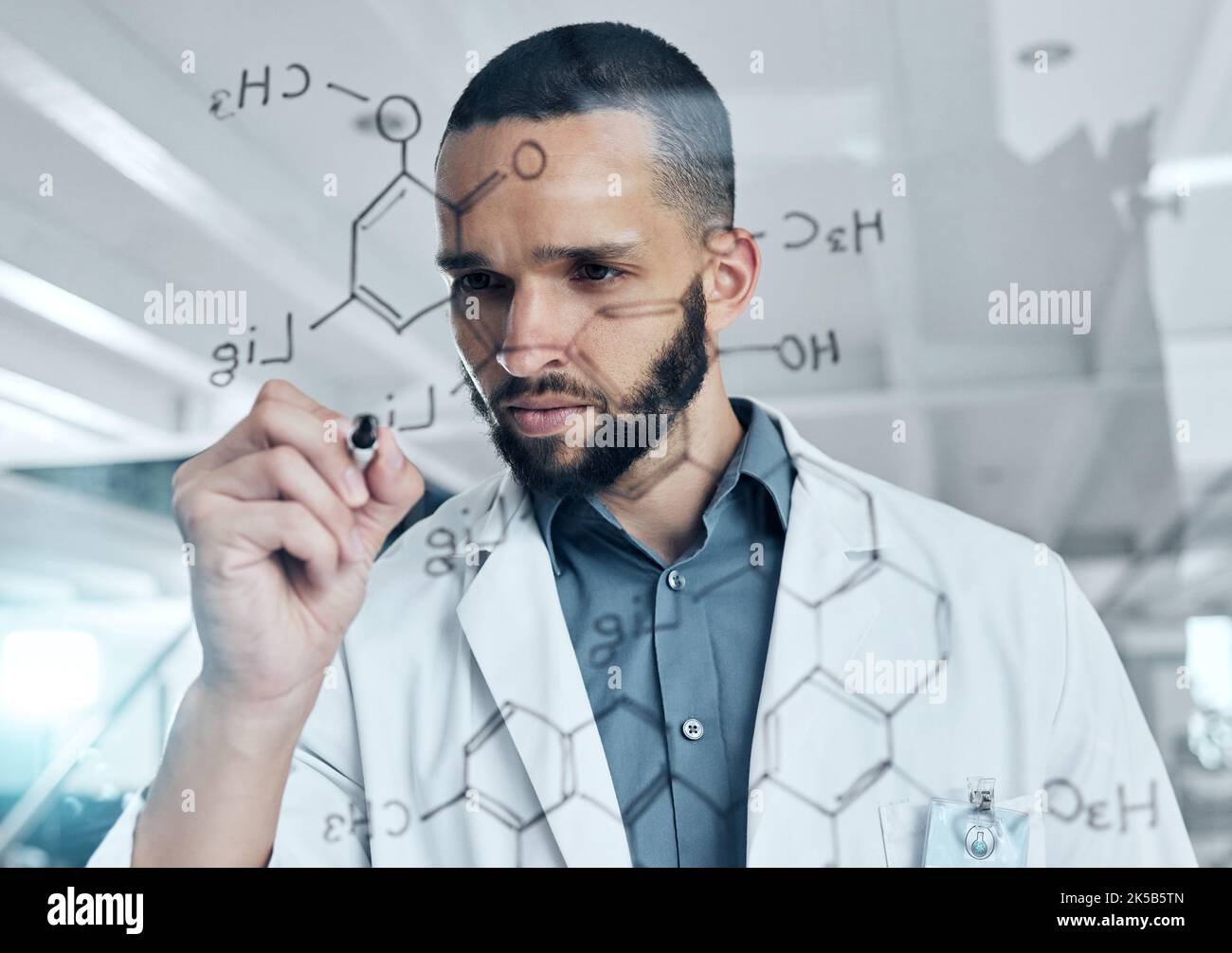 Scienza, tavola di vetro e uomo scrivere un'equazione chimica, formula o algoritmo per la ricerca medica in un laboratorio. Innovazione chimica, scientifica Foto Stock