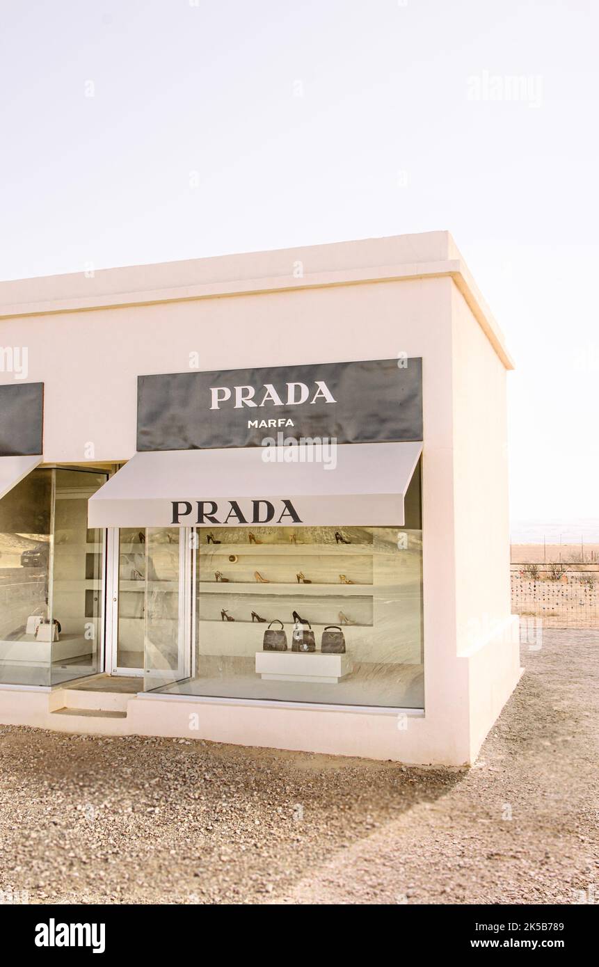 Uno scatto verticale di un negozio Prada a Marfa, USA Foto Stock