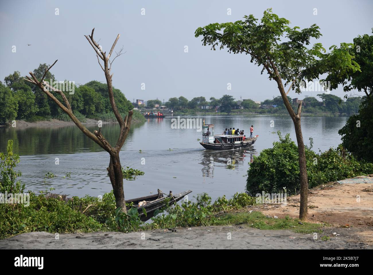 Il fiume Bidyadhari a Ghusighata che trasporta i rifiuti importanti dalla kolkata e dalle zone suburbane ha causato i tratti di fiume più inquinati nel Bengala. Kulti, così Foto Stock