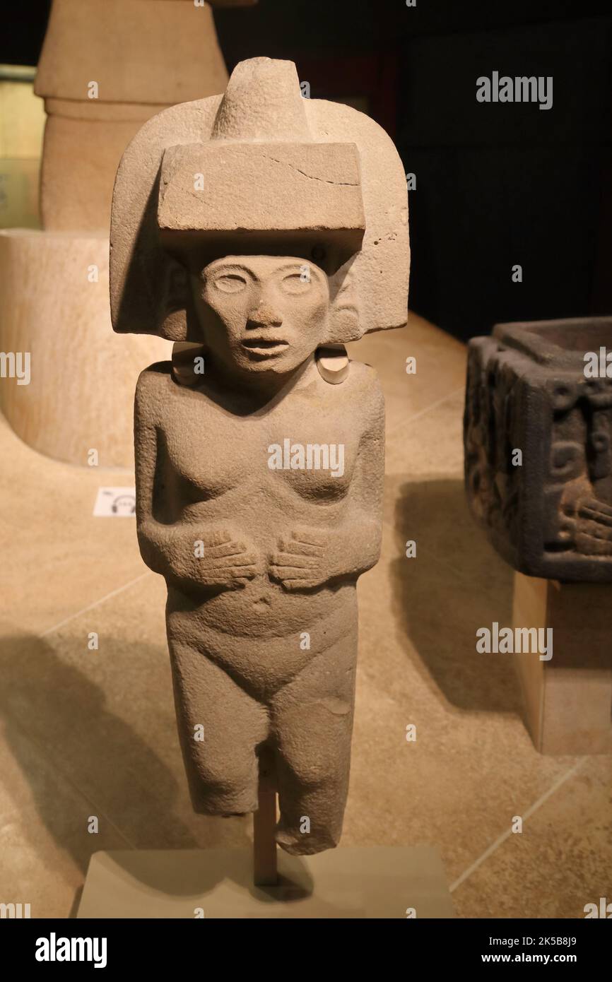 Scultura in pietra di una divinità femminile, Huaxtec, della Mesoamerica precolombiana, ora Messico, in mostra al British Museum, Londra, Regno Unito Foto Stock