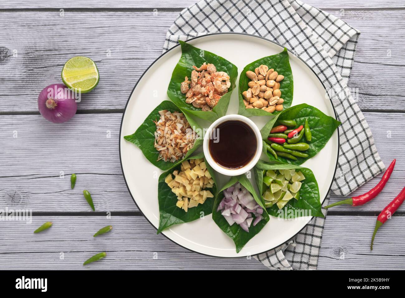 Miang kham - Un antipasto con foglie reali - e' un tradizionale spuntino del Sud Est Asiatico dalla Tailandia e dal Laos. Foto Stock
