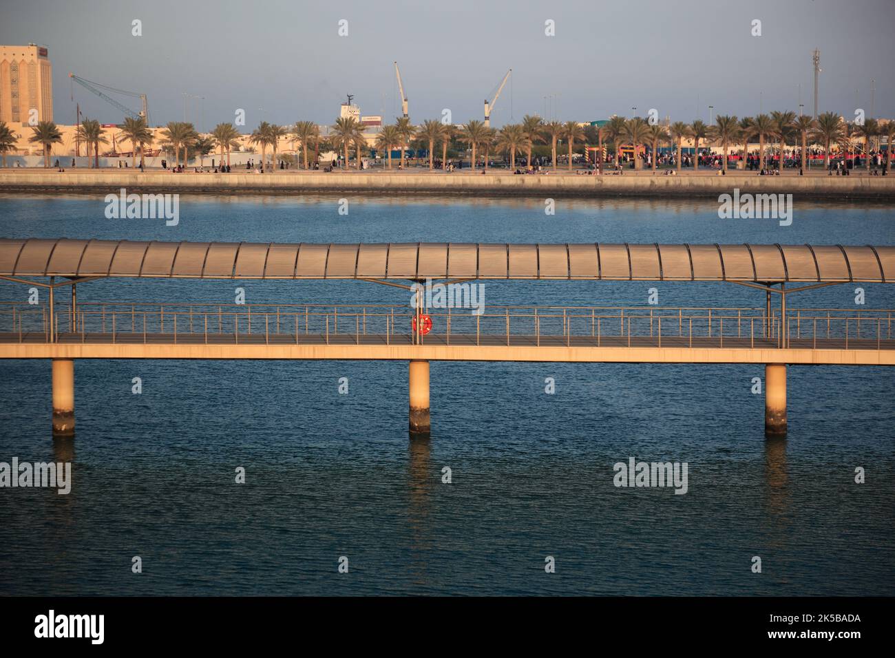 Brücke am Museum für islamische Kunst, Doha, Qatar, Katar Foto Stock
