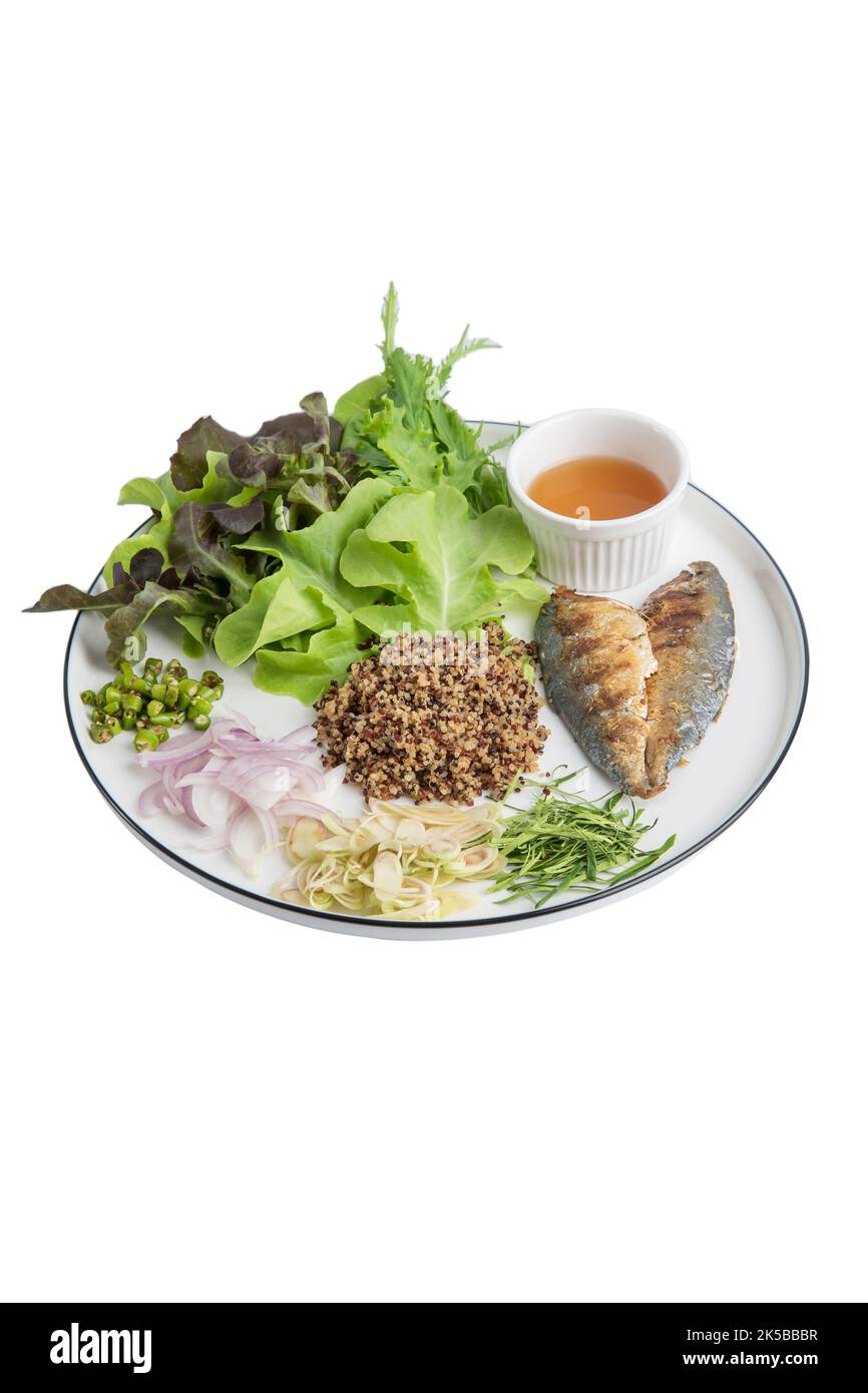 Insalata di sgombri di quinoa con ingredienti tailandesi acido e cibo speziato su sfondo bianco isolato clipping path Foto Stock