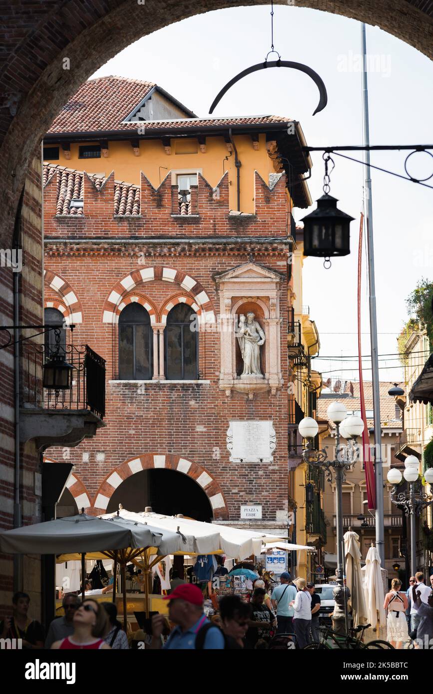 Arco della Costa Verona, veduta della famosa costola di balena sospesa su un arco tra Piazza delle Erbe e Via della Costa a Verona Foto Stock