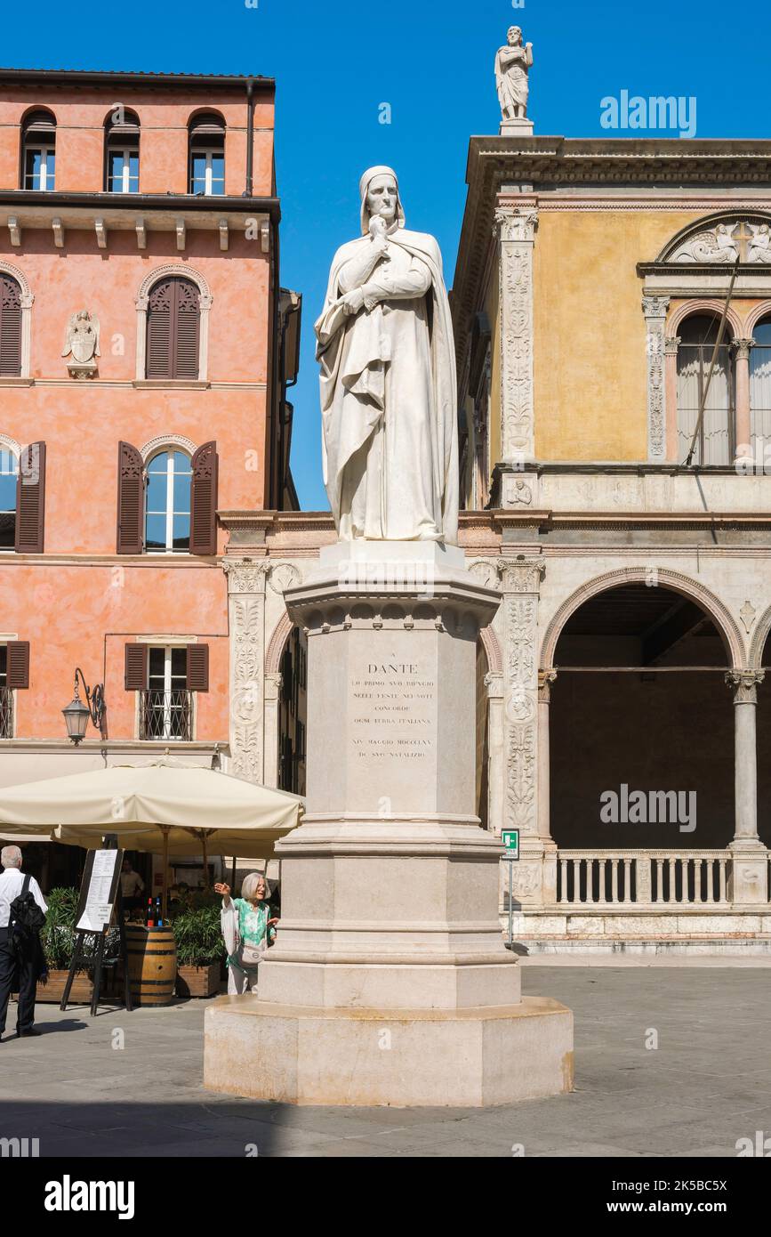 Verona Dante, veduta della statua di Dante Alighieri situata in Piazza dei Signori, nel centro storico di Verona. Foto Stock