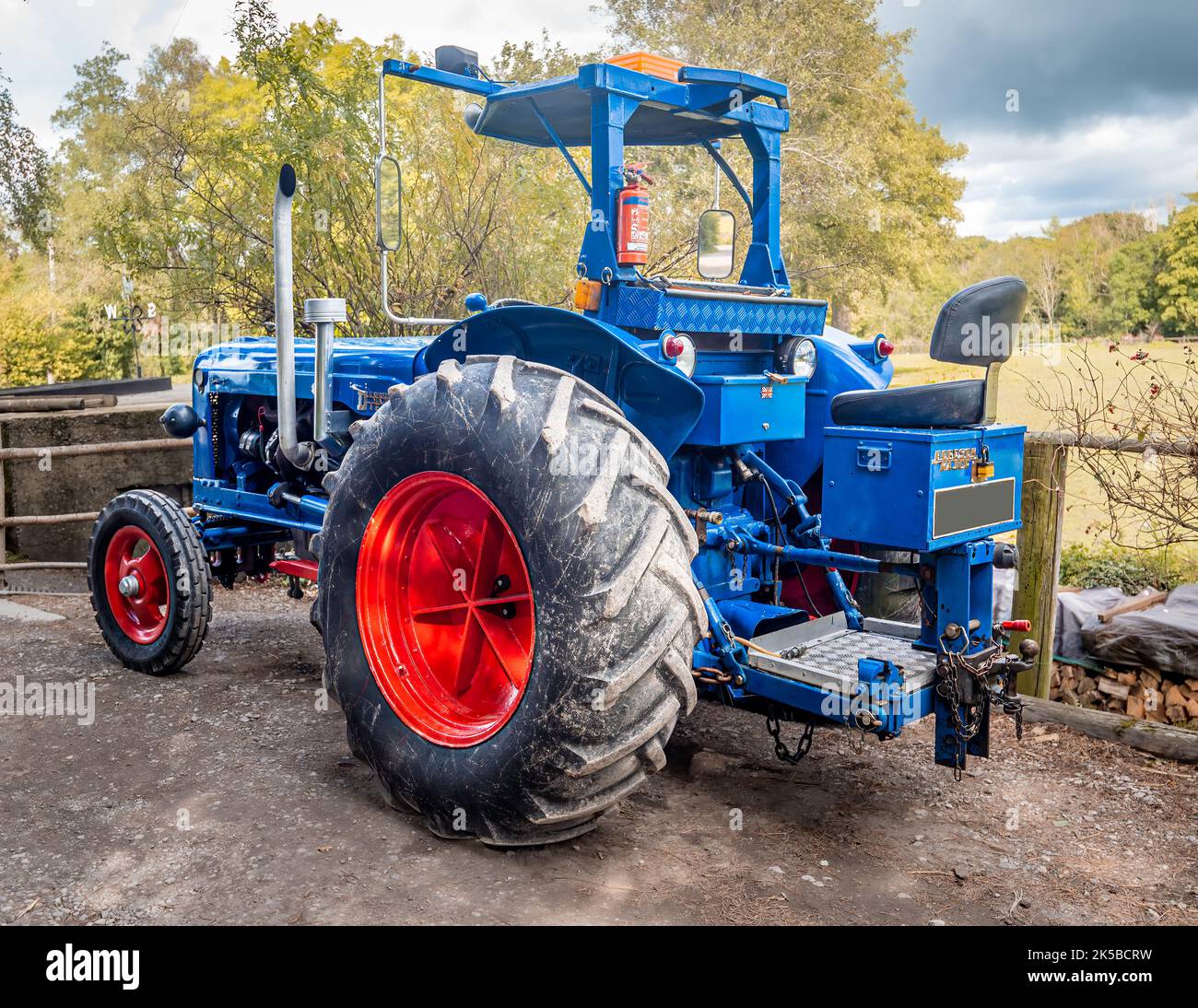 Un vecchio trattore Fordson Major Blue Foto Stock