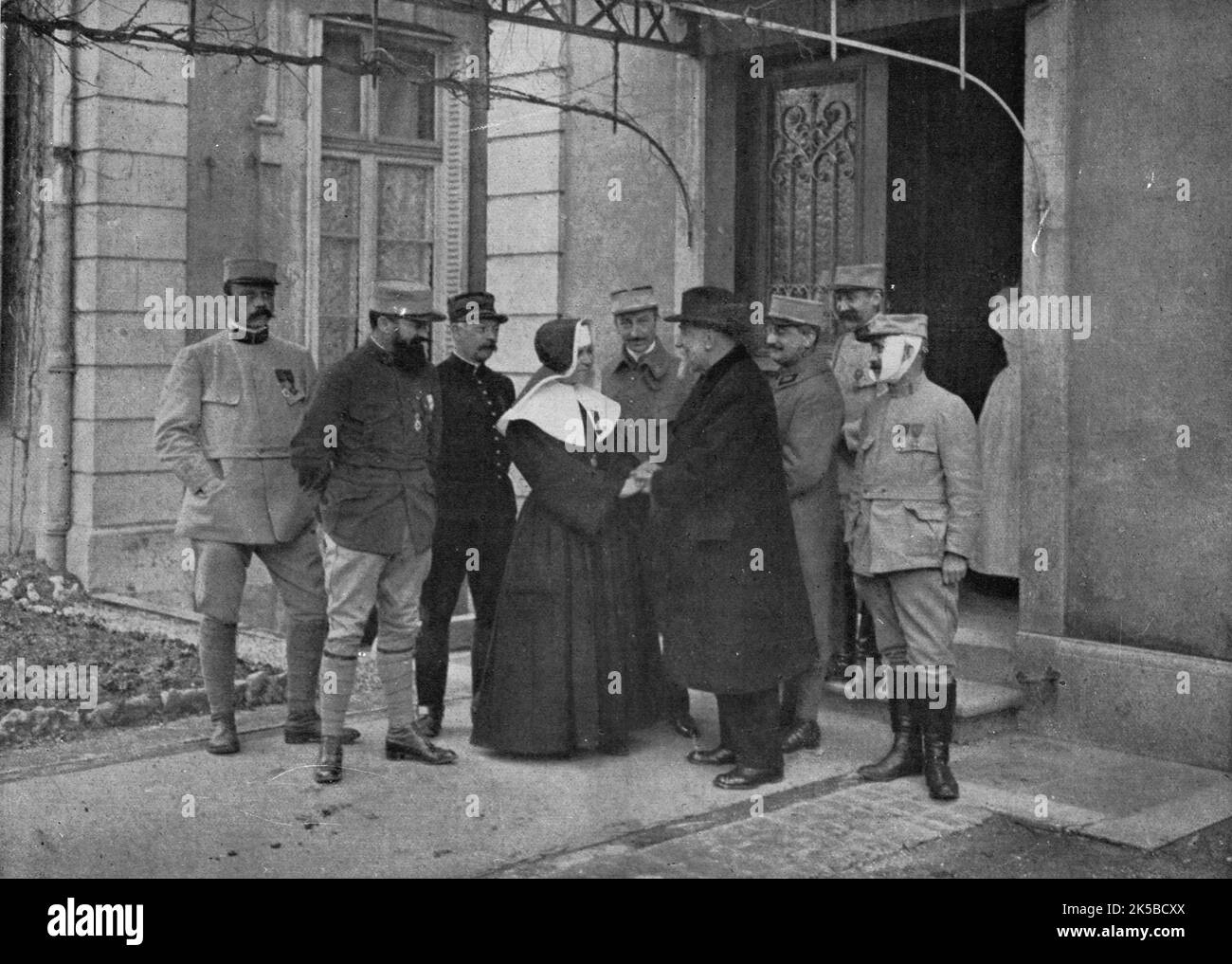 'La Croix de Guerre de Soeur Louise, de Nancy; on felicite la vaillante superieure de l'hopital Civil, sur le Collet de laquelle M. poincare, le 7 janvier, epingla la propre Croix de Guerre du General Commandant l'armee', 1916. Da "Collection de la Guerre IV. L'Illustrazione Tome CXLVII. La Guerre Janvier, Fevrier, Mars, Avril, mai, Juin 1916". Foto Stock