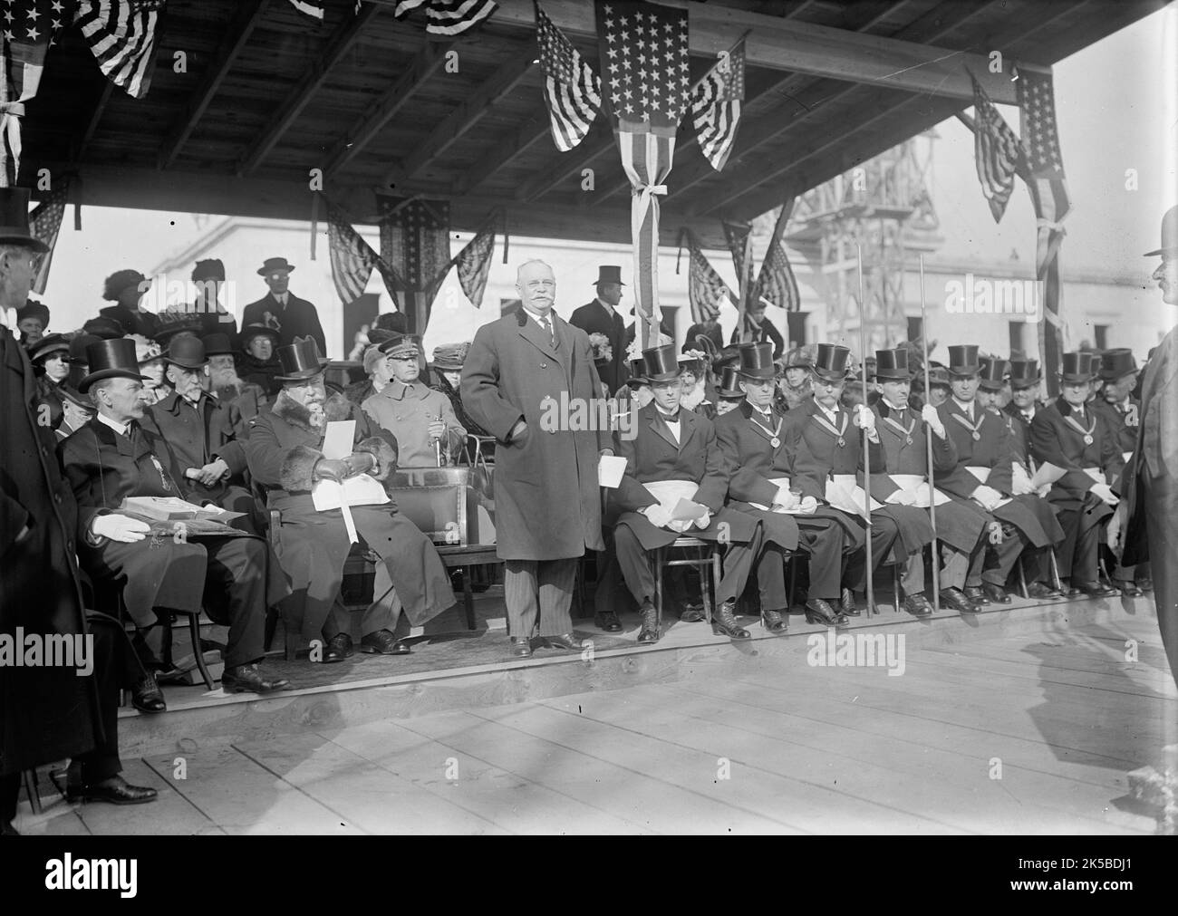 All Souls Church - posa di Una pietra angolare, Washington DC, 1913. Cerimonie alla posa Di Una pietra angolare a 16th e R. Chiesa non vi costruita, più tardi costruita a 16th e Harvard St. DIAG. 2nd e 3rd da sinistra, Bernard R. Green della Biblioteca del Congresso, e Gen. A.W. Greley; Presidente Taft; in piedi: Sen. Duncan V. Fletcher; Grand Lodge of Masons 2nd diritto di Fletcher è Charles E. Baldwin, Gran Tesoriere; Next Lem Towers; 2nd diritto di Torri, Charles F. Roberts. Foto Stock